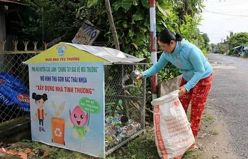 Người dân phân loại rác. (Nguồn: TTXVN) Người dân phân loại rác. (Nguồn: TTXVN)