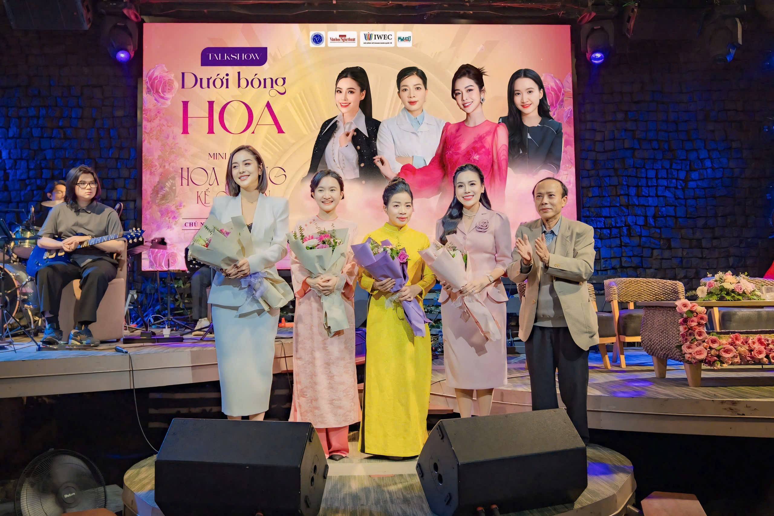 Minishow “Hoa Hồng Kể Chuyện” – Khi những đóa hồng cất lời Minishow “Hoa Hồng Kể Chuyện” – Khi những đóa hồng cất lời