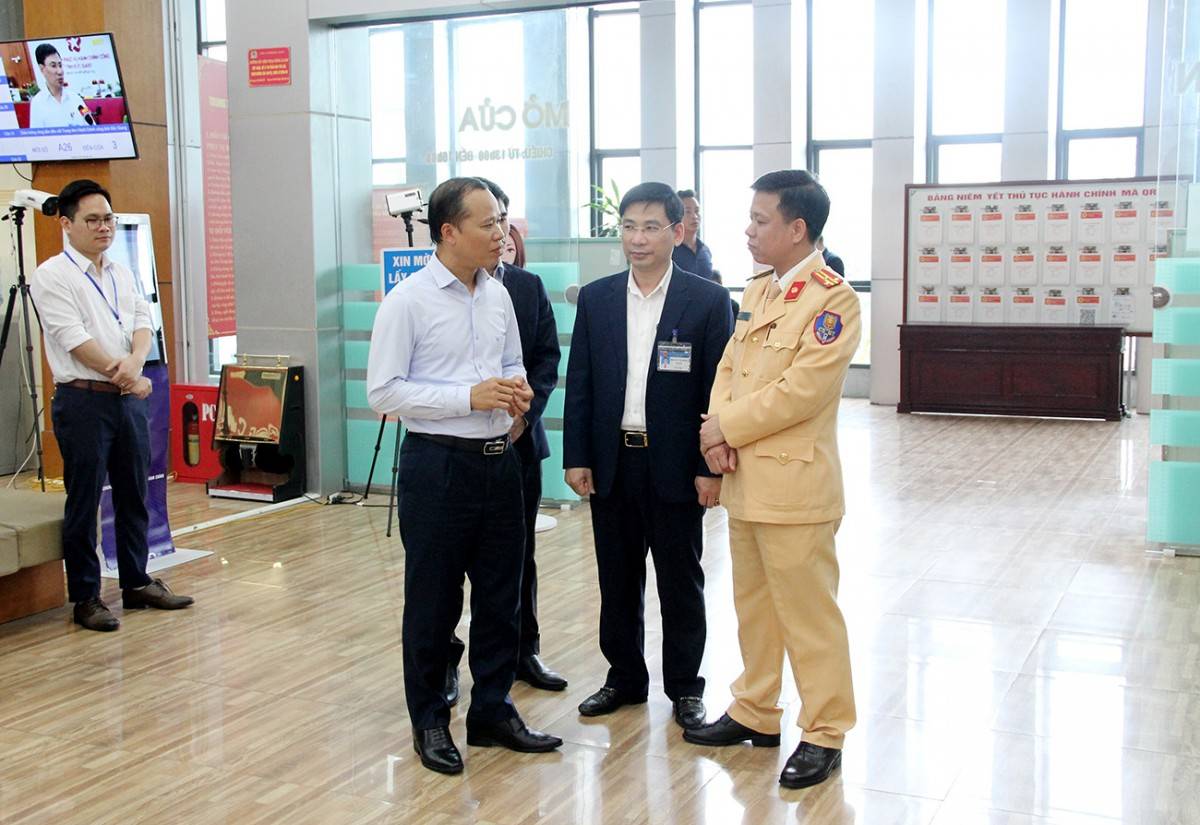 Tuyệt đối không để tình trạng gián đoạn việc tiếp nhận và giải quyết thủ tục hành chính cho người dân và doanh nghiệp Tuyệt đối không để tình trạng gián đoạn việc tiếp nhận và giải quyết thủ tục hành chính cho người dân và doanh nghiệp