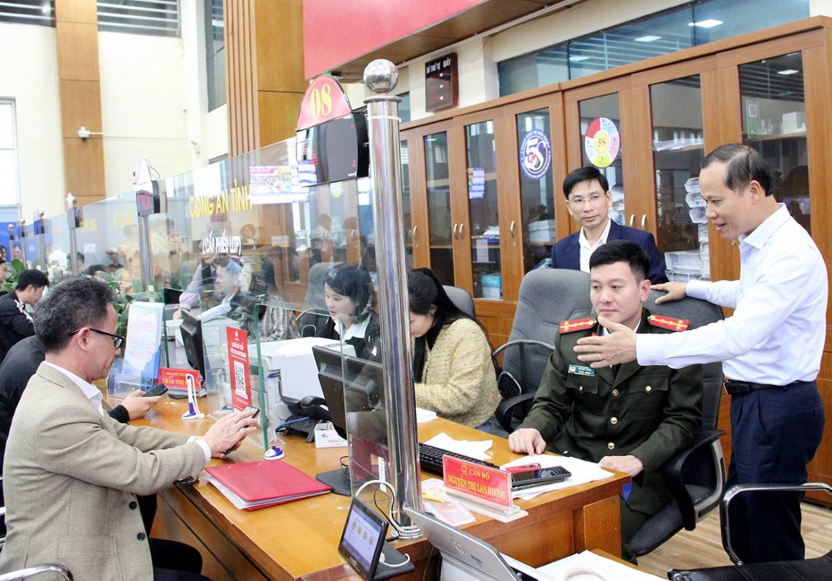 Tuyệt đối không để tình trạng gián đoạn việc tiếp nhận và giải quyết thủ tục hành chính cho người dân và doanh nghiệp Tuyệt đối không để tình trạng gián đoạn việc tiếp nhận và giải quyết thủ tục hành chính cho người dân và doanh nghiệp