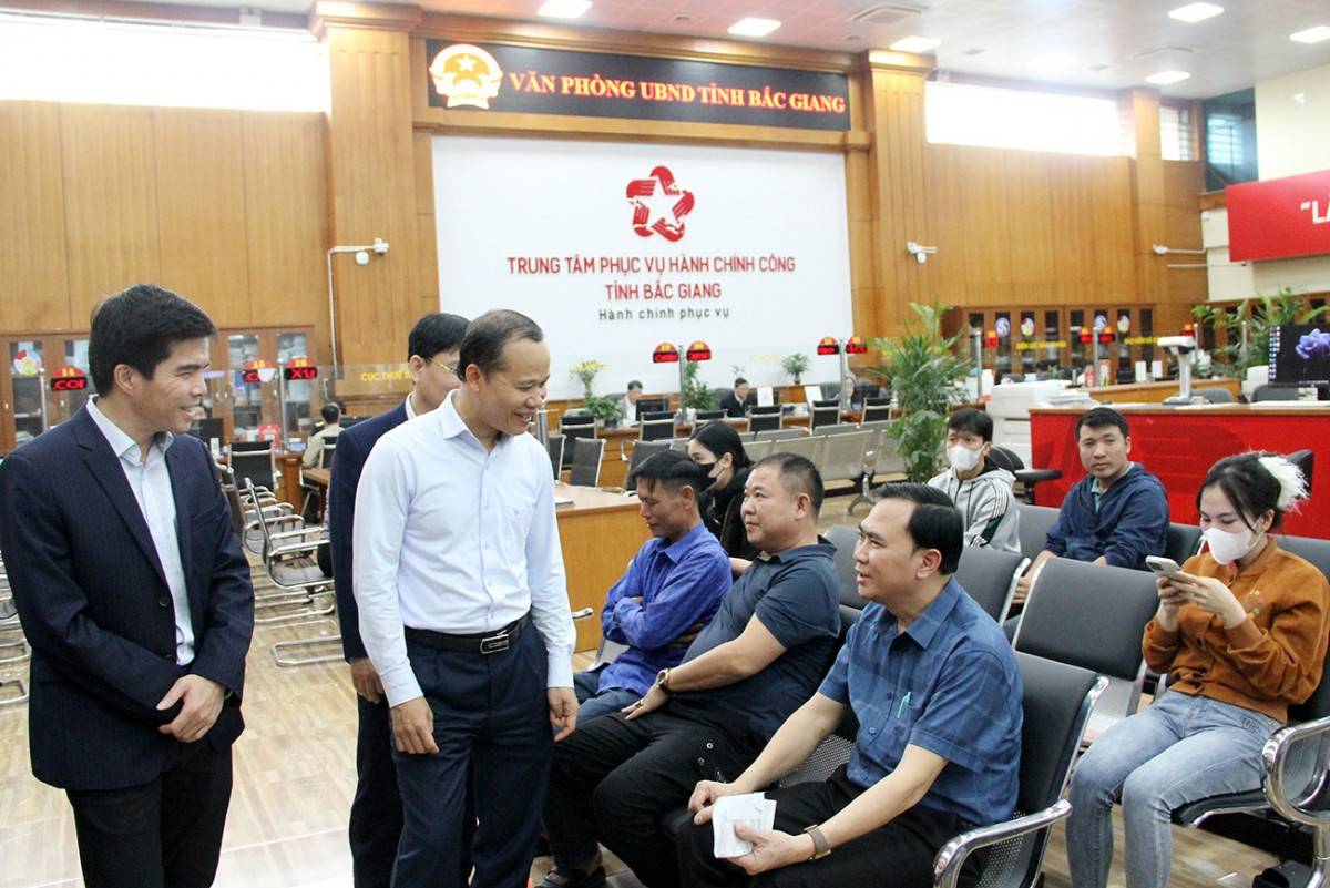 Tuyệt đối không để tình trạng gián đoạn việc tiếp nhận và giải quyết thủ tục hành chính cho người dân và doanh nghiệp Tuyệt đối không để tình trạng gián đoạn việc tiếp nhận và giải quyết thủ tục hành chính cho người dân và doanh nghiệp