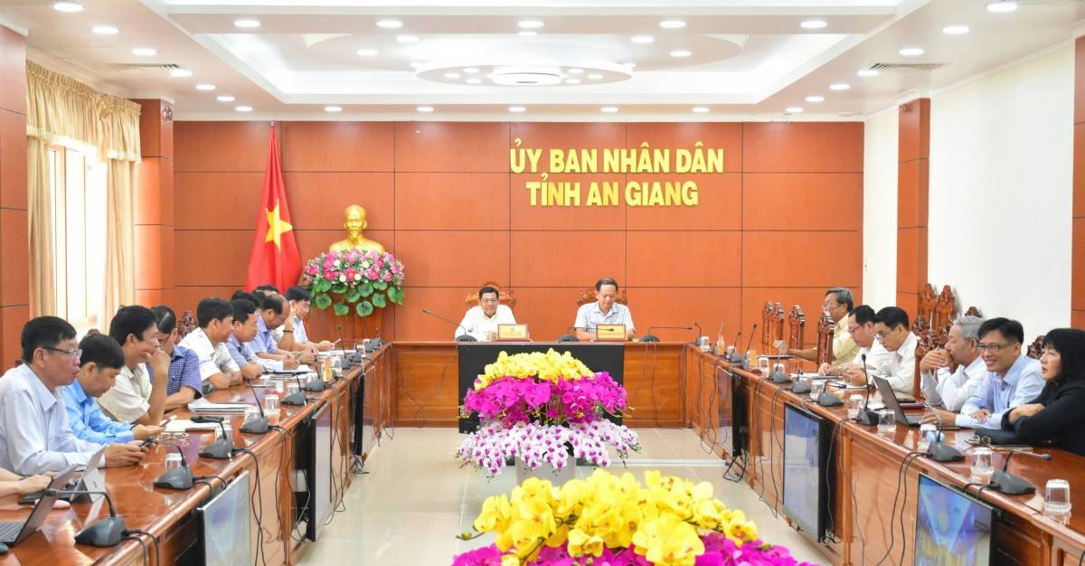 Theo đó các vấn đề cấp thiết như: kết quả sản xuất, xuất khẩu lúa gạo trong năm 2024, kế hoạch sản xuất lúa gạo năm 2025, và tác động của tình hình thị trường lúa gạo thế giới đến hoạt động xuất khẩu của Việt Nam đã được thông qua.  Tại An Giang, trong năm 2024, tỉnh đã xuất khẩu thành công 587.000 tấn gạo, mang về doanh thu khoảng 340 triệu USD. Trong hai tháng đầu năm 2025, tỉnh tiếp tục đạt 29.900 tấn gạo xuất khẩu, tương đương 15,2 triệu USD. Những con số này thể hiện tiềm năng lớn của ngành lúa gạo, nhưng cũng phản ánh những thách thức không nhỏ trong việc duy trì và mở rộng thị trường xuất khẩu.  Tại Hội nghị, tỉnh An Giang đã đề xuất các biện pháp nhằm hỗ trợ sự phát triển bền vững của ngành gạo trong khu vực Đồng bằng sông Cửu Long. Cũng như kêu gọi Chính phủ và các bộ, ngành Trung ương quan tâm hỗ trợ việc mời gọi các tập đoàn, doanh nghiệp lớn đầu tư vào nông nghiệp, xây dựng chuỗi sản xuất - tiêu thụ lúa gạo ổn định.  Bên cạnh đó, tỉnh cũng đề nghị Chính phủ đưa ra các chính sách ưu đãi để khuyến khích doanh nghiệp mạnh dạn đầu tư vào lĩnh vực nông nghiệp và nông thôn. Yêu cầu Hiệp hội Ngành hàng lúa gạo Việt Nam phối hợp với các doanh nghiệp chế biến để xây dựng và phát triển các vùng nguyên liệu lúa gạo tại tỉnh. Đảm bảo sự ổn định về số lượng và chất lượng lúa gạo, đáp ứng nhu cầu của các doanh nghiệp chế biến và xuất khẩu.  Trong bối cảnh cạnh tranh quốc tế ngày càng gia tăng, việc xây dựng các vùng nguyên liệu ổn định sẽ giúp nâng cao giá trị sản phẩm, đảm bảo nguồn cung cho chế biến và xuất khẩu, đồng thời tạo điều kiện thuận lợi để các doanh nghiệp phát triển bền vững.  Sự hỗ trợ từ Chính phủ và các bộ, ngành Trung ương, cùng sự hợp tác chặt chẽ giữa các doanh nghiệp và nông dân, sẽ là yếu tố quyết định để ngành lúa gạo có thể vươn lên và đáp ứng tốt hơn nhu cầu thị trường quốc tế trong thời gian tới. (Ảnh: Cổng TTĐT AG)