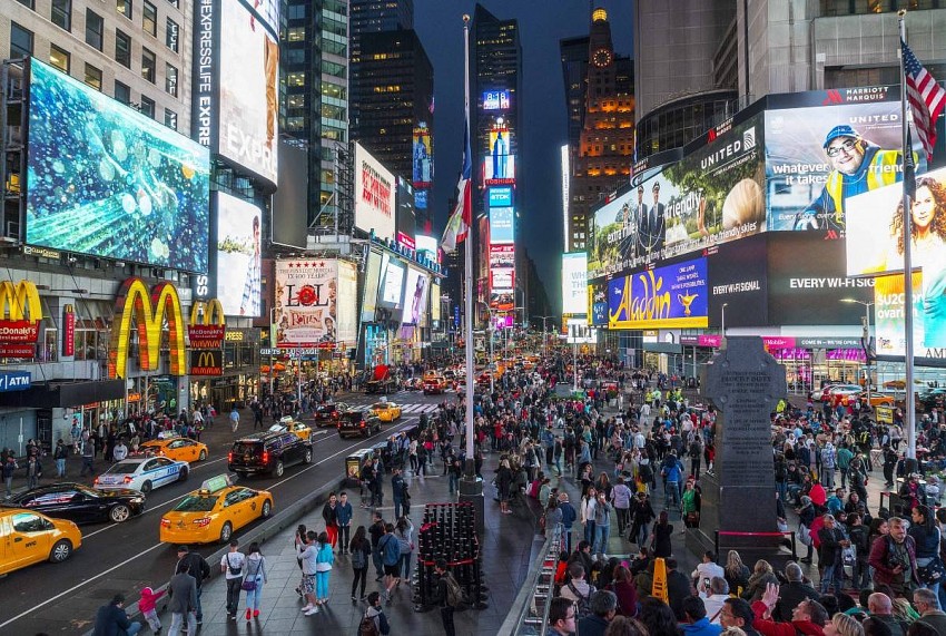  Khi màn đêm buông, New York được mệnh danh là thành phố của ánh sáng và những lễ hội 