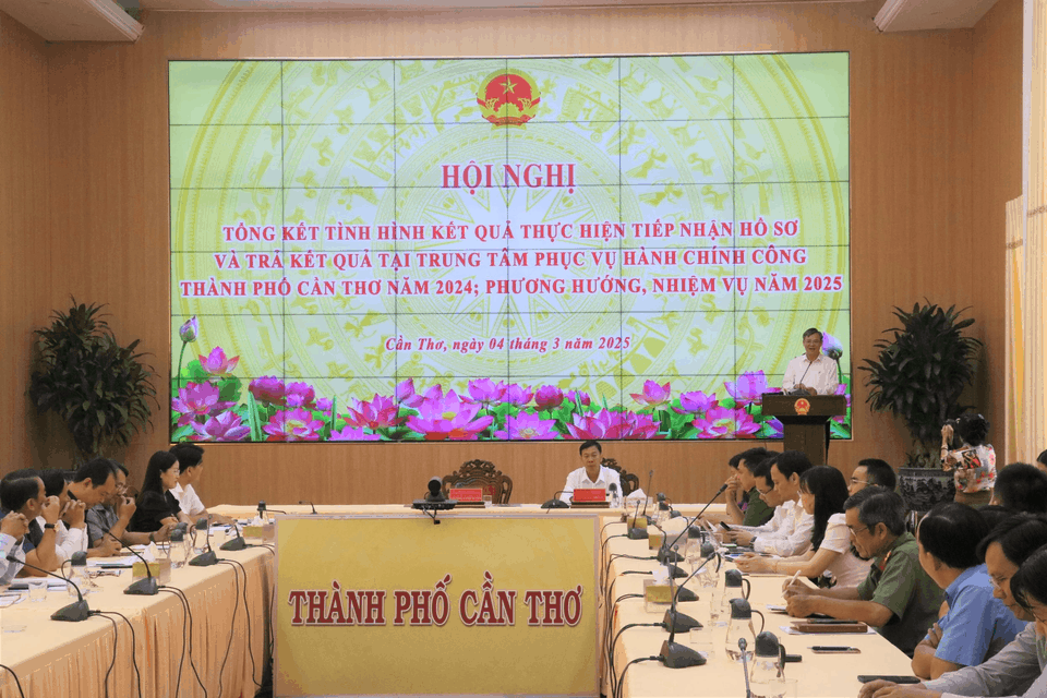 Ông Trương Cảnh Tuyên, Phó Bí thư Thành ủy, Chủ tịch UBND TP Cần Thơ, phát biểu tại hội nghị.