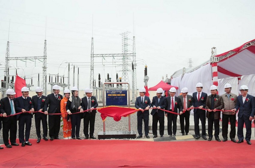 Các đại biểu, lãnh đạo EVN, Tổng Công ty Điện lực miền Bắc và UBND tỉnh Thái Bình đã thực hiện nghi thức gắn biển công trình, chính thức đưa công trình vào danh sách các dự án trọng điểm chào mừng Đại hội đại biểu Đảng bộ Tập đoàn Điện lực Việt Nam.