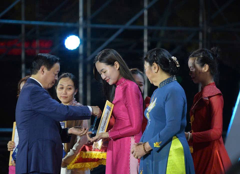 Phó Thủ tướng Chính phủ - Trần Hồng Hà trao bằng khen, biểu trưng cho các chủ thể sản phẩm tiêu biểu của nghề muối Việt Nam