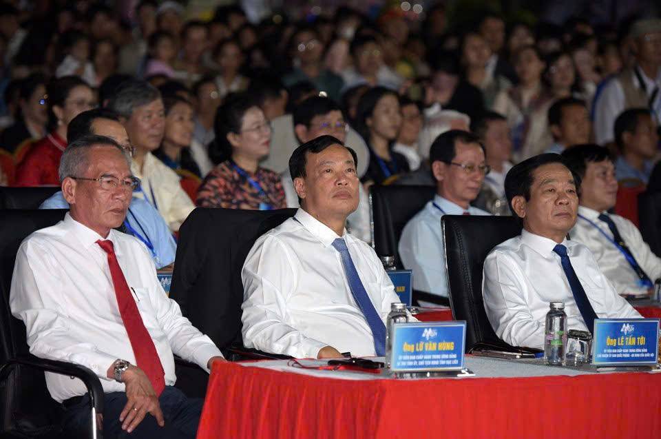 Bí thư Tỉnh ủy - Lữ Văn Hùng (bìa trái) cùng lãnh đạo Trung ương dự lễ khai mạc Festival.