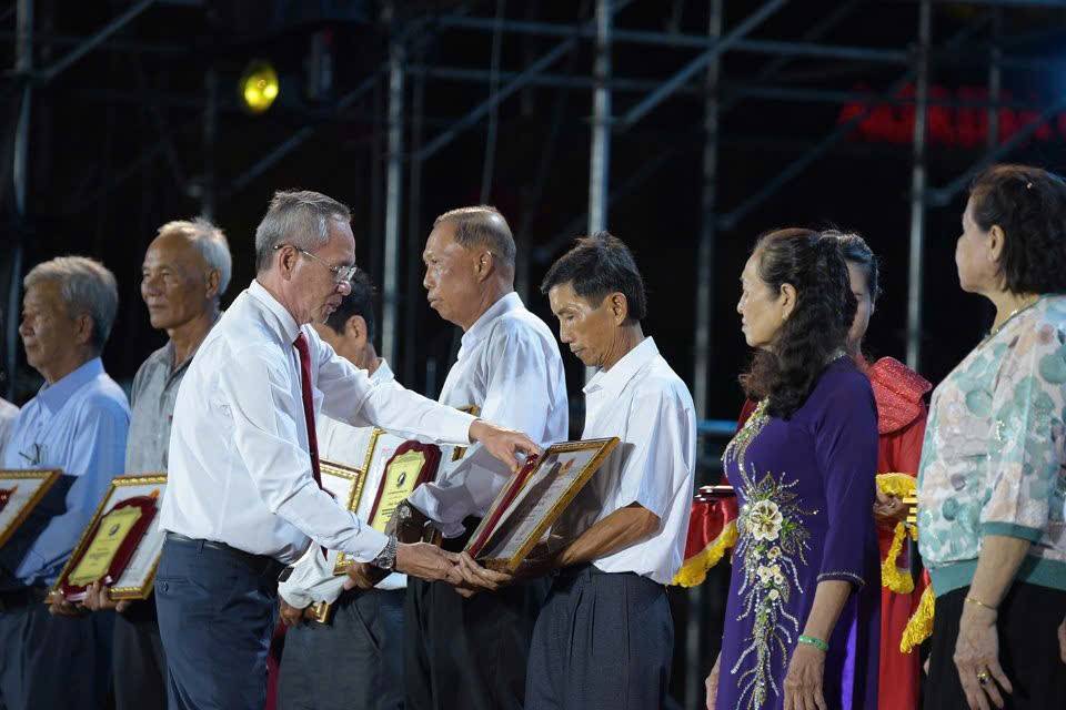 Bí thư Tỉnh ủy - Lữ Văn Hùng trao biểu trưng vinh danh các hộ có đóng góp tiêu biểu cho sự phát triển nghề muối trên địa bàn tỉnh.