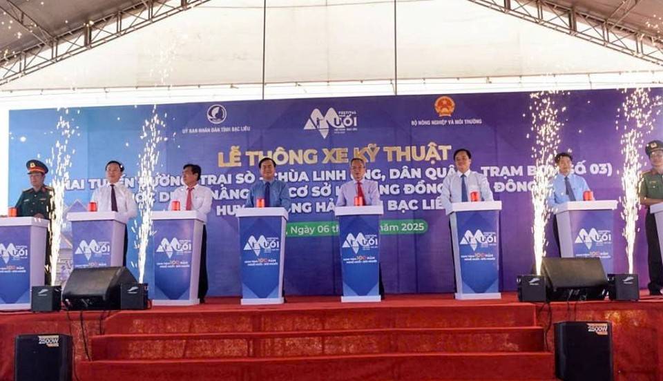 Bạc Liêu: Chính thức thông xe kỹ thuật hai tuyến đường nâng cấp cơ sở hạ tầng đồng muối Đông Hải