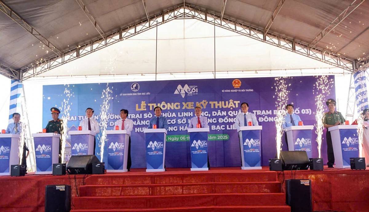 Các đồng chí lãnh đạo Bộ NN&MT và tỉnh Bạc Liêu tiến hành nghi thức ấn nút thông xe 2 tuyến đường