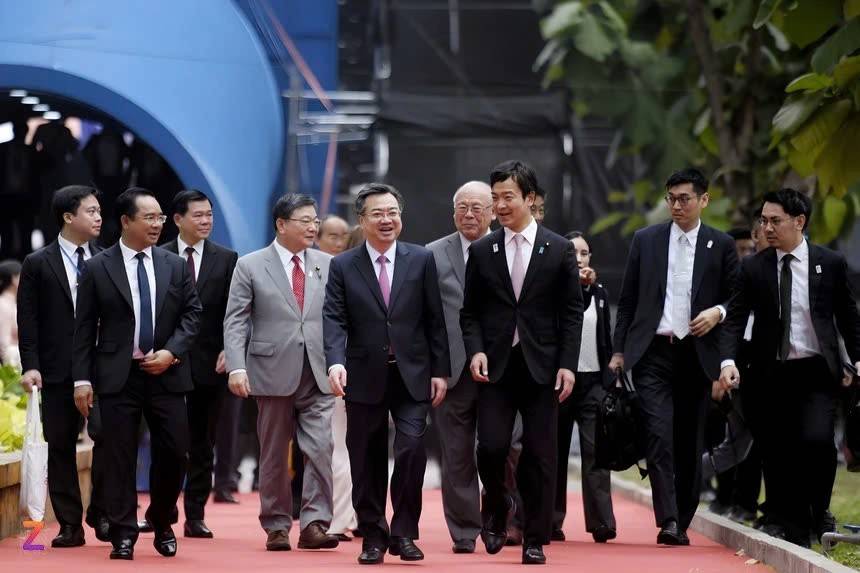 Các lãnh đạo TP.HCM và đối tác Nhật Bản tại lễ khánh thành