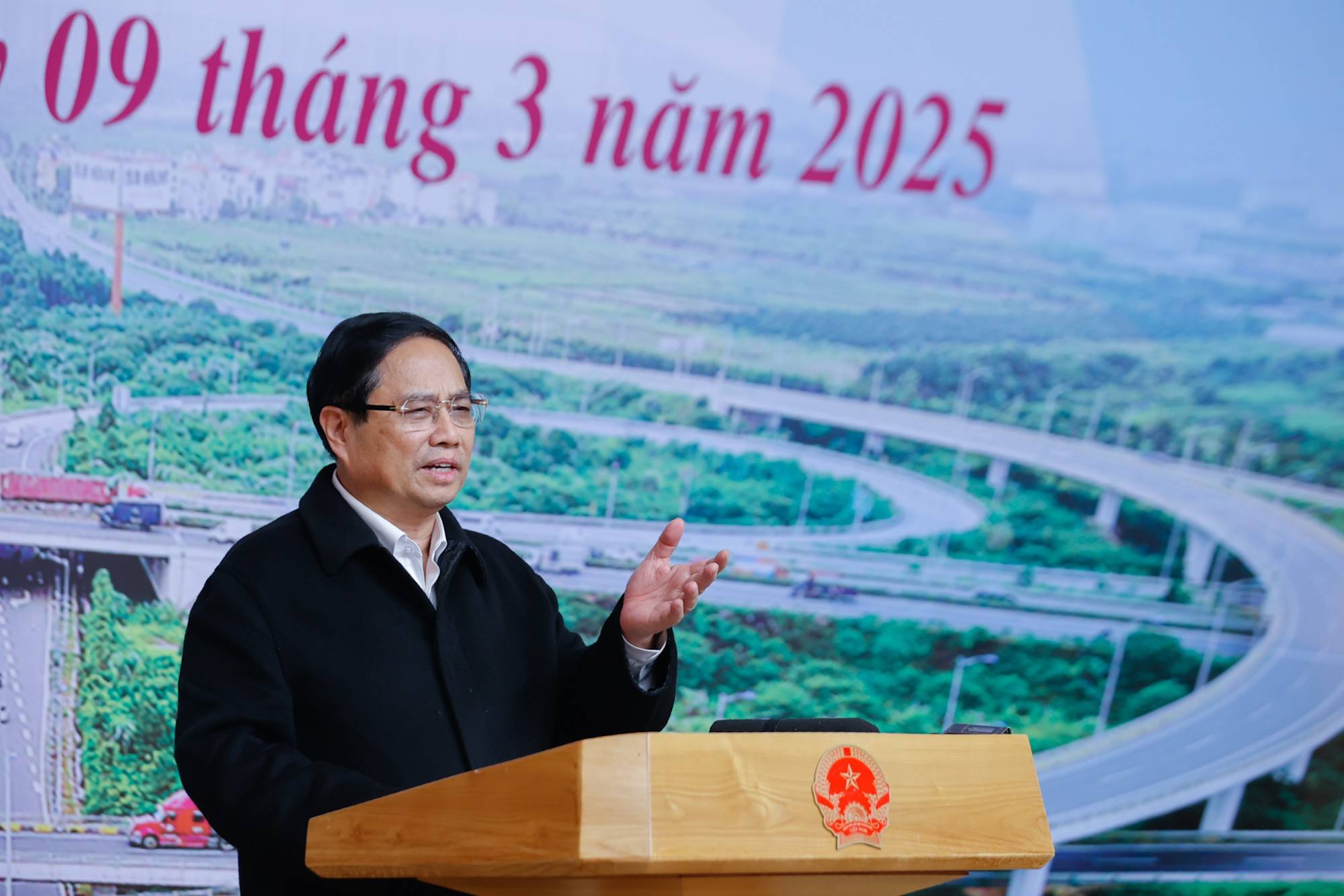 Thủ tướng Phạm Minh Chính nêu rõ, trong năm 2025, phải hoàn thành mục tiêu cả nước có ít nhất 3.000 km cao tốc và 1.000 km đường ven biển, cơ bản thông tuyến cao tốc từ Cao Bằng qua Lạng Sơn tới Cà Mau - Ảnh: VGP/Nhật Bắc