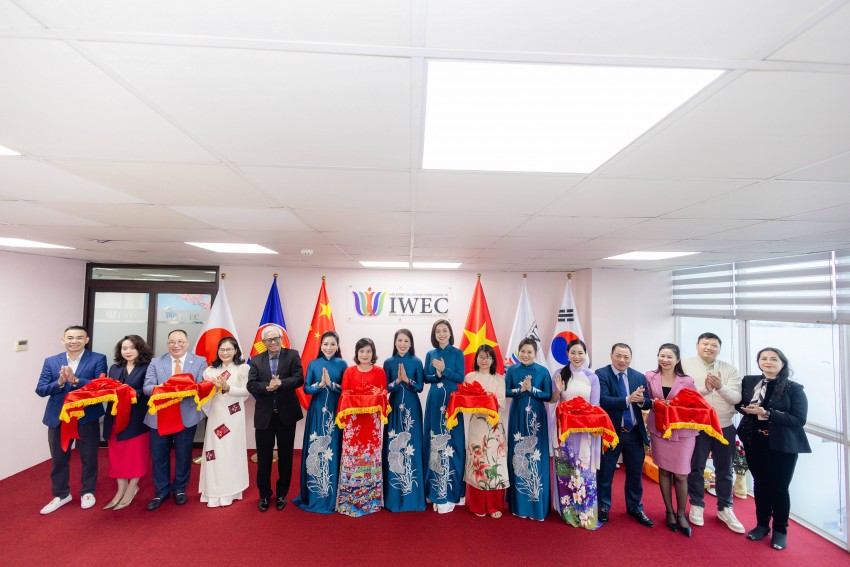 Các đại biểu tham dự Lễ cắt băng khánh thành Hội đồng Nữ doanh nhân quốc tế IWEC chính thức khai trương văn phòng tại Hà Nội