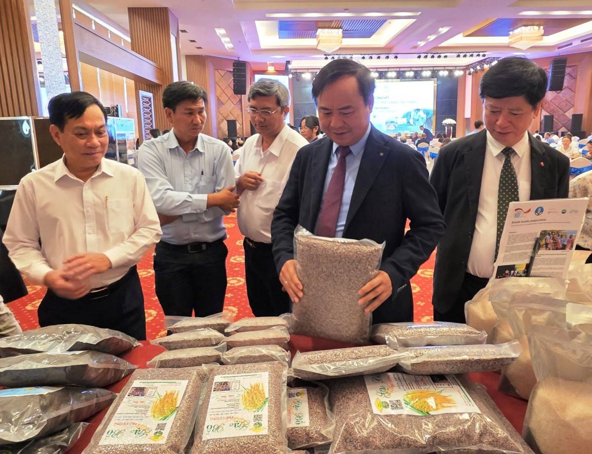 ​Thứ trưởng Bộ NN&MT Võ Văn Hưng cùng Phó Chủ tịch UBND TP Cần Thơ Nguyễn Ngọc Hè tham quan gian hàng trưng bày các sản phẩm lúa gạo được tạo ra từ quá trình tham gia Dự án GIC của các HTX và doanh nghiệp tại ĐBSCL. (Ảnh CTO)