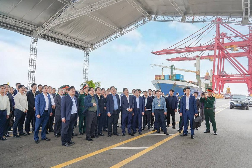  Hình 2: Thủ tướng Phạm Minh Chính thăm, khảo sát hoạt động cảng quốc tế Chu Lai ngày 8/2/2025