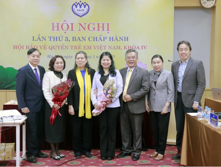 Thường trực Hội chúc mừng 2 tân Phó Chủ tịch Hội Hội Bảo vệ quyền trẻ em Việt Nam tổ chức kiện toàn nhân sự khóa IV