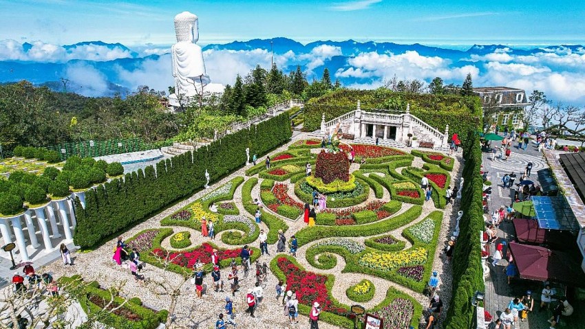 Sun World Ba Na Hills tưng bừng đón hàng nghìn du khách miền Trung - Tây Nguyên ngày đầu ưu đãi giá vé 350.000 VNĐ