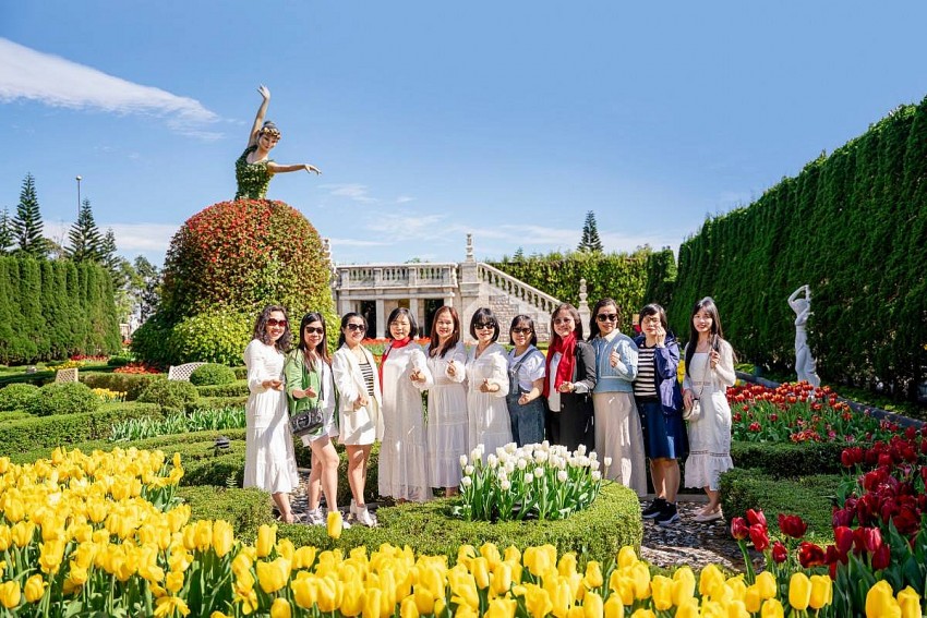 Sun World Ba Na Hills tưng bừng đón hàng nghìn du khách miền Trung - Tây Nguyên ngày đầu ưu đãi giá vé 350.000 VNĐ