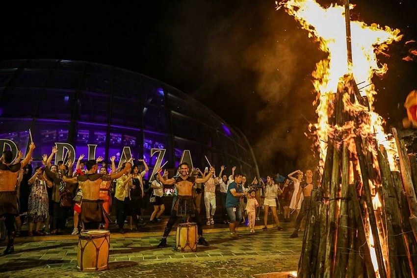 Sun World Ba Na Hills tưng bừng đón hàng nghìn du khách miền Trung - Tây Nguyên ngày đầu ưu đãi giá vé 350.000 VNĐ