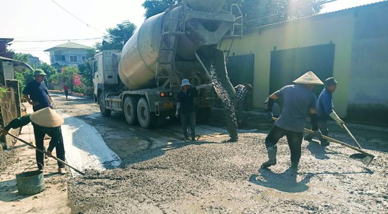 Nhân dân xã Nghi Mỹ tham gia đổ đường bê tông trong quá trình xây dựng NTM nâng cao. Nhân dân xã Nghi Mỹ tham gia đổ đường bê tông trong quá trình xây dựng NTM nâng cao.