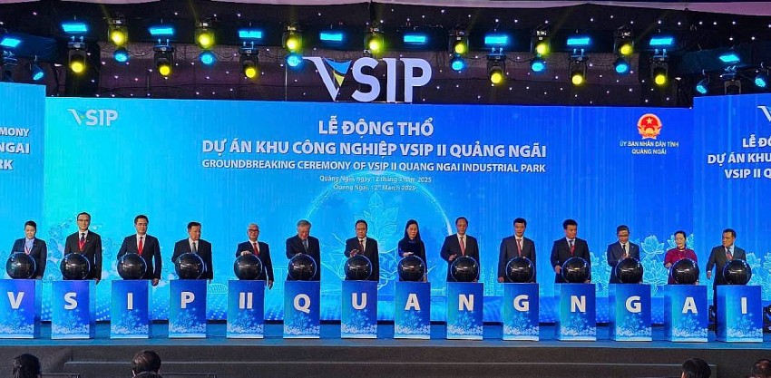 Các đồng chí lãnh đạo Đảng, Nhà nước, lãnh đạo tỉnh Quảng Ngãi thực hiện nghi thức động thổ Dự án VSIP II Quảng Ngãi.  