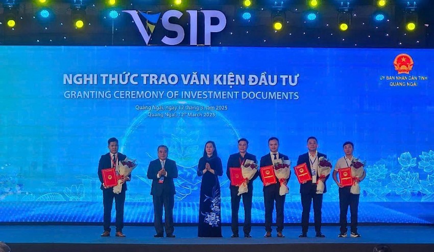 Bí thư Tỉnh ủy, Chủ tịch HĐND tỉnh Bùi Thị Quỳnh Vân và Phó Chủ tịch Thường trực UBND tỉnh Trần Hoàng Tuấn trao giấy chứng nhận, biên bản ghi nhớ đầu tư cho các nhà đầu tư của VSIP Quảng Ngãi.