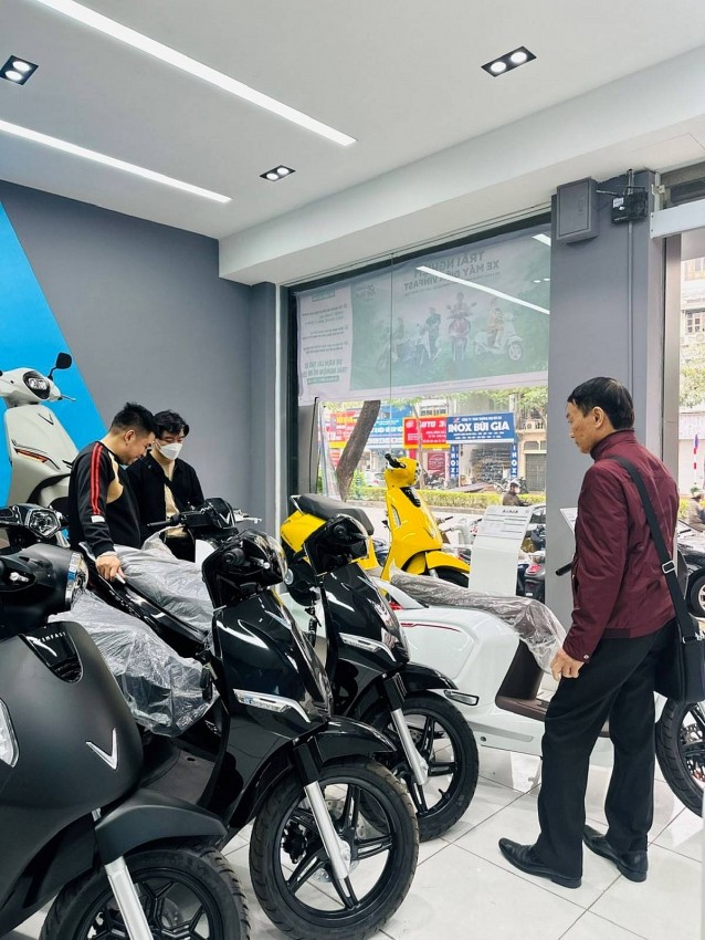 Khách hàng của Taya Motor quan tâm nhiều tới xe máy điện VinFast vì thiết kế đẹp, hiện đại và thân thiện với người dùng.    Khách hàng của Taya Motor quan tâm nhiều tới xe máy điện VinFast vì thiết kế đẹp, hiện đại và thân thiện với người dùng.