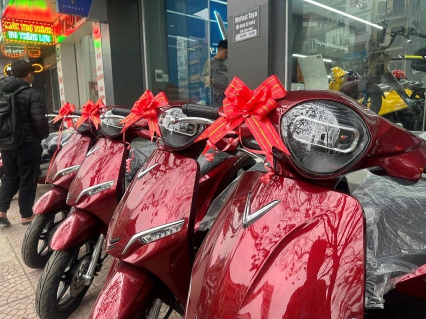 Chủ đại lý Taya Motor khẳng định khó có đối thủ nào cạnh tranh được với VinFast trong mảng xe máy điện.  Chủ đại lý Taya Motor khẳng định khó có đối thủ nào cạnh tranh được với VinFast trong mảng xe máy điện.