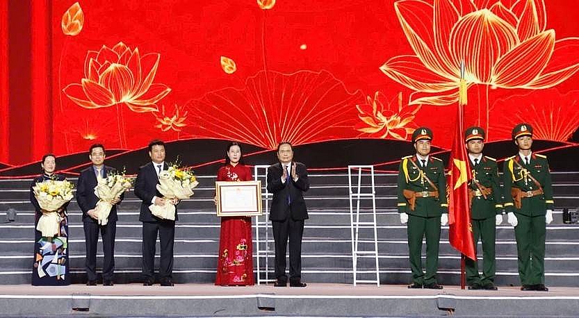 Chủ tịch Quốc hội Trần Thanh Mẫn thay mặt lãnh đạo Đảng, Nhà nước trao tặng Huân chương Lao động hạng Nhất cho Đảng bộ, chính quyền và nhân dân tỉnh Quảng Ngãi. Chủ tịch Quốc hội Trần Thanh Mẫn thay mặt lãnh đạo Đảng, Nhà nước trao tặng Huân chương Lao động hạng Nhất cho Đảng bộ, chính quyền và nhân dân tỉnh Quảng Ngãi.