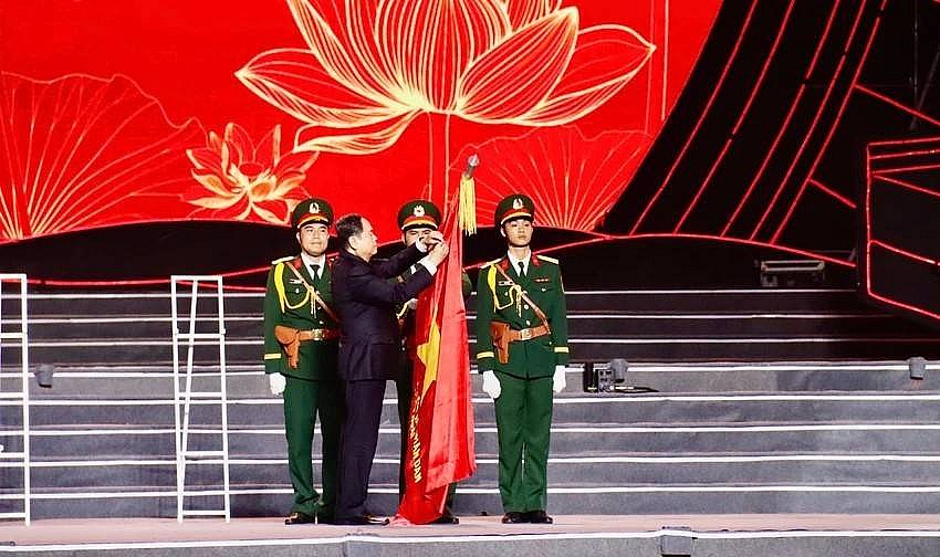 Chủ tịch Quốc hội Trần Thanh Mẫn thay mặt lãnh đạo Đảng, Nhà nước gắn Huân chương Lao động hạng Nhất lên lá cờ truyền thống của Đảng bộ, chính quyền và nhân dân tỉnh Quảng Ngãi. Chủ tịch Quốc hội Trần Thanh Mẫn thay mặt lãnh đạo Đảng, Nhà nước gắn Huân chương Lao động hạng Nhất lên lá cờ truyền thống của Đảng bộ, chính quyền và nhân dân tỉnh Quảng Ngãi.