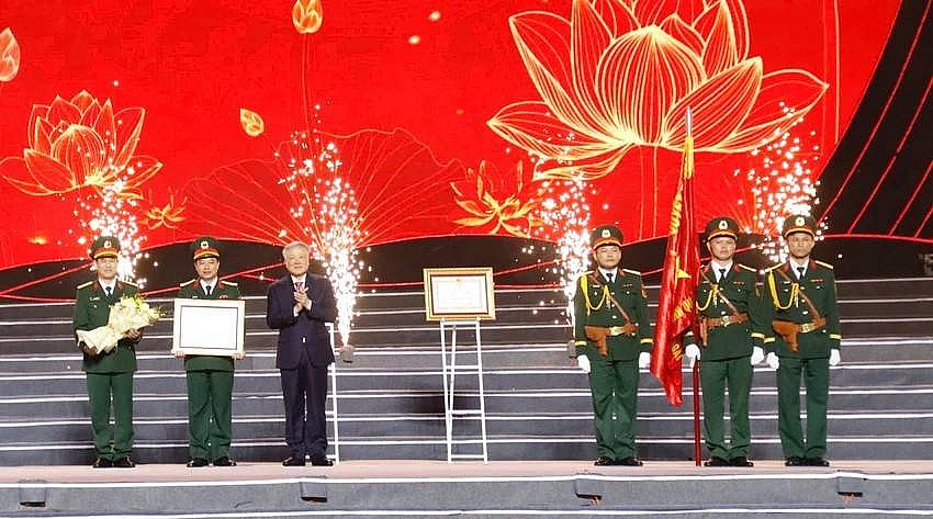 Ủy viên Bộ Chính trị, Bí thư Trung ương Đảng, Phó Thủ tướng Thường trực Chính phủ Nguyễn Hòa Bình thay mặt lãnh đạo Đảng, Nhà nước trao tặng Huân chương Bảo vệ Tổ quốc hạng Nhì cho Bộ Chỉ huy Quân sự tỉnh Quảng Ngãi. Ủy viên Bộ Chính trị, Bí thư Trung ương Đảng, Phó Thủ tướng Thường trực Chính phủ Nguyễn Hòa Bình thay mặt lãnh đạo Đảng, Nhà nước trao tặng Huân chương Bảo vệ Tổ quốc hạng Nhì cho Bộ Chỉ huy Quân sự tỉnh Quảng Ngãi.