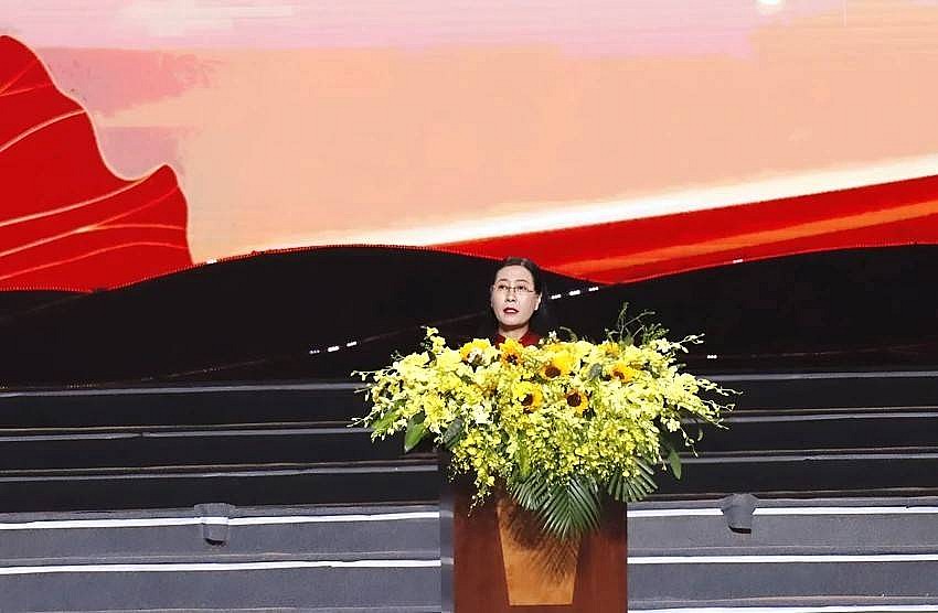 Bí thư Tỉnh ủy, Chủ tịch HĐND tỉnh Bùi Thị Quỳnh Vân đọc diễn văn tại lễ kỷ niệm. Bí thư Tỉnh ủy, Chủ tịch HĐND tỉnh Bùi Thị Quỳnh Vân đọc diễn văn tại lễ kỷ niệm.