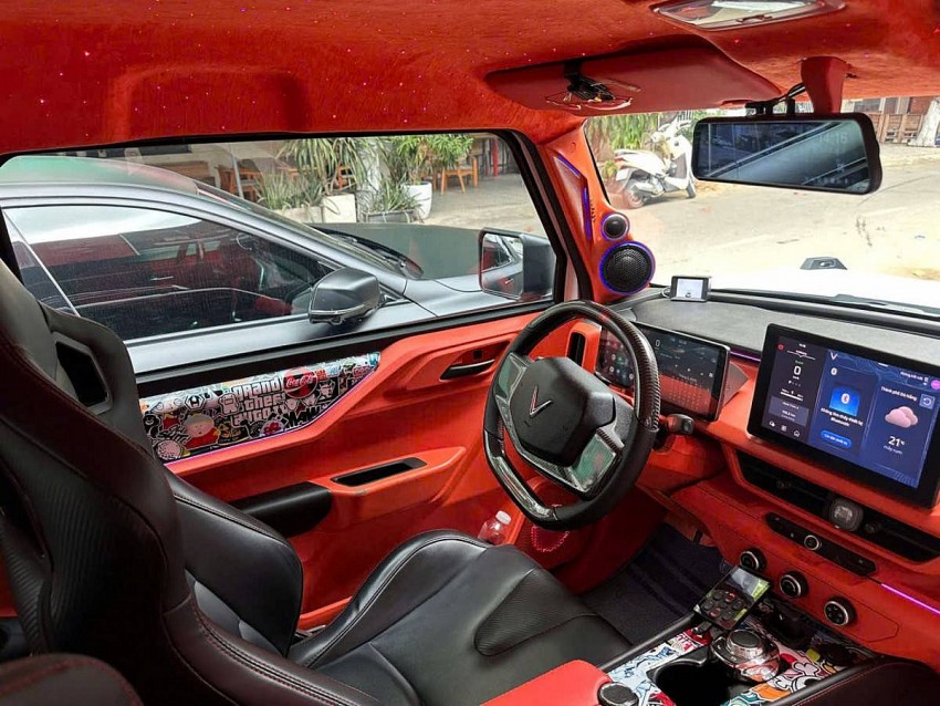 Các chi tiết nội thất cũng được khoác áo mới, từ cửa xe tới yên ngựa, bệ tì tay… để phù hợp với phong cách chủ nhân