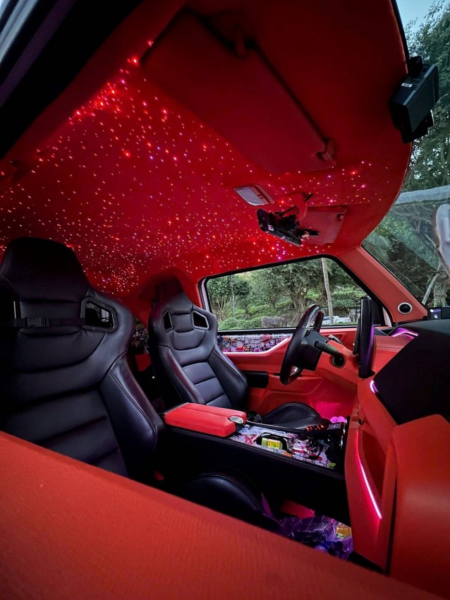  Nội thất của chiếc VF 3 đã được cá nhân theo hóa với tone màu đỏ và “bầu trời sao” cực bắt mắt