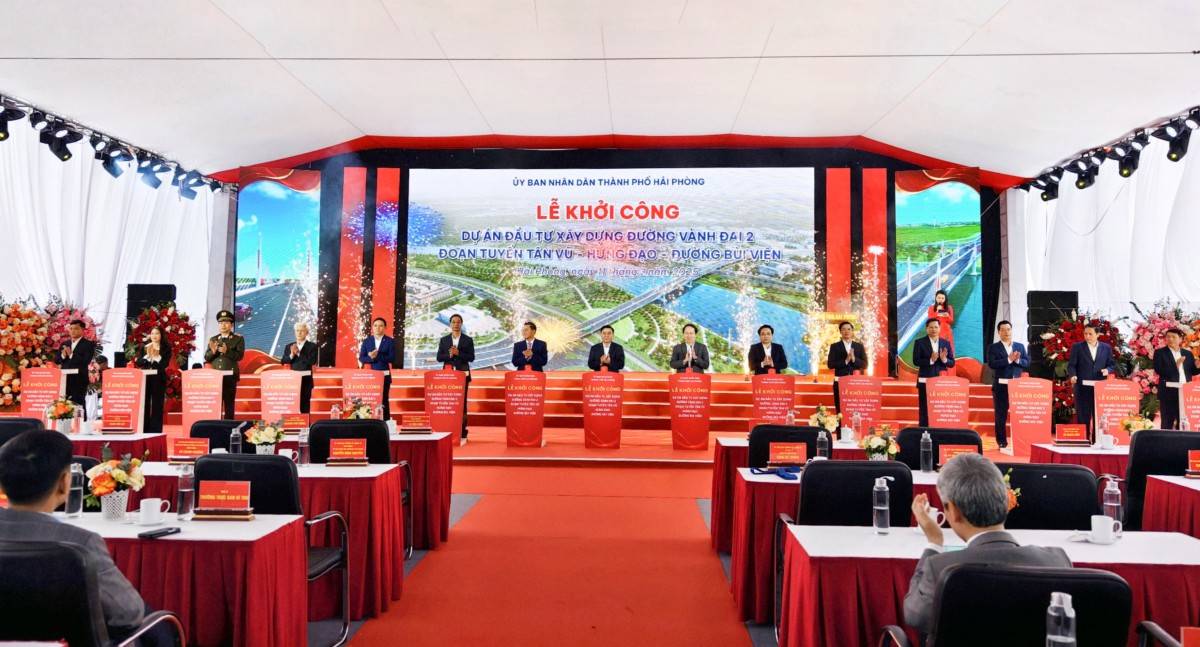 Các đại biểu nhấn nút khởi công Các đại biểu nhấn nút khởi công