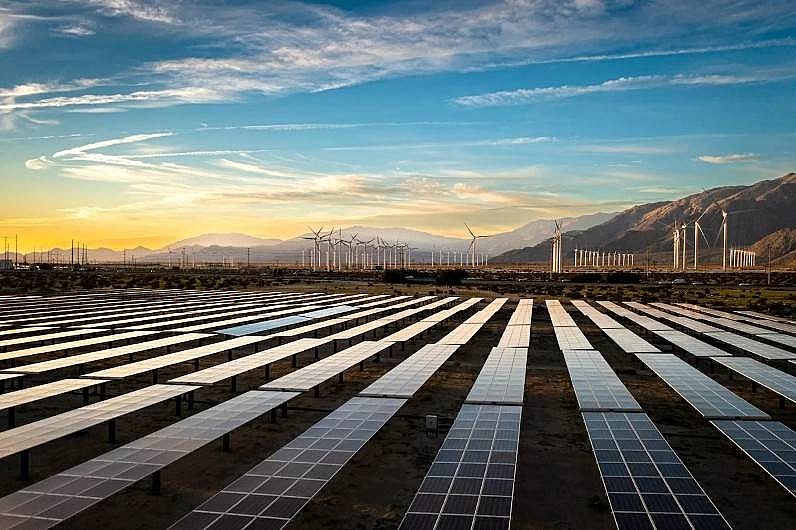 Từ năm 2019 đến năm 2022, sản lượng điện gió và mặt trời của Mỹ đã tăng khoảng 55%, đồng thời khí thải NOx và SO2 - cả hai đều liên quan đến nguy cơ mắc bệnh hen suyễn và các vấn đề sức khỏe khác - đã giảm 1,1 triệu tấn. (Nguồn: Getty)