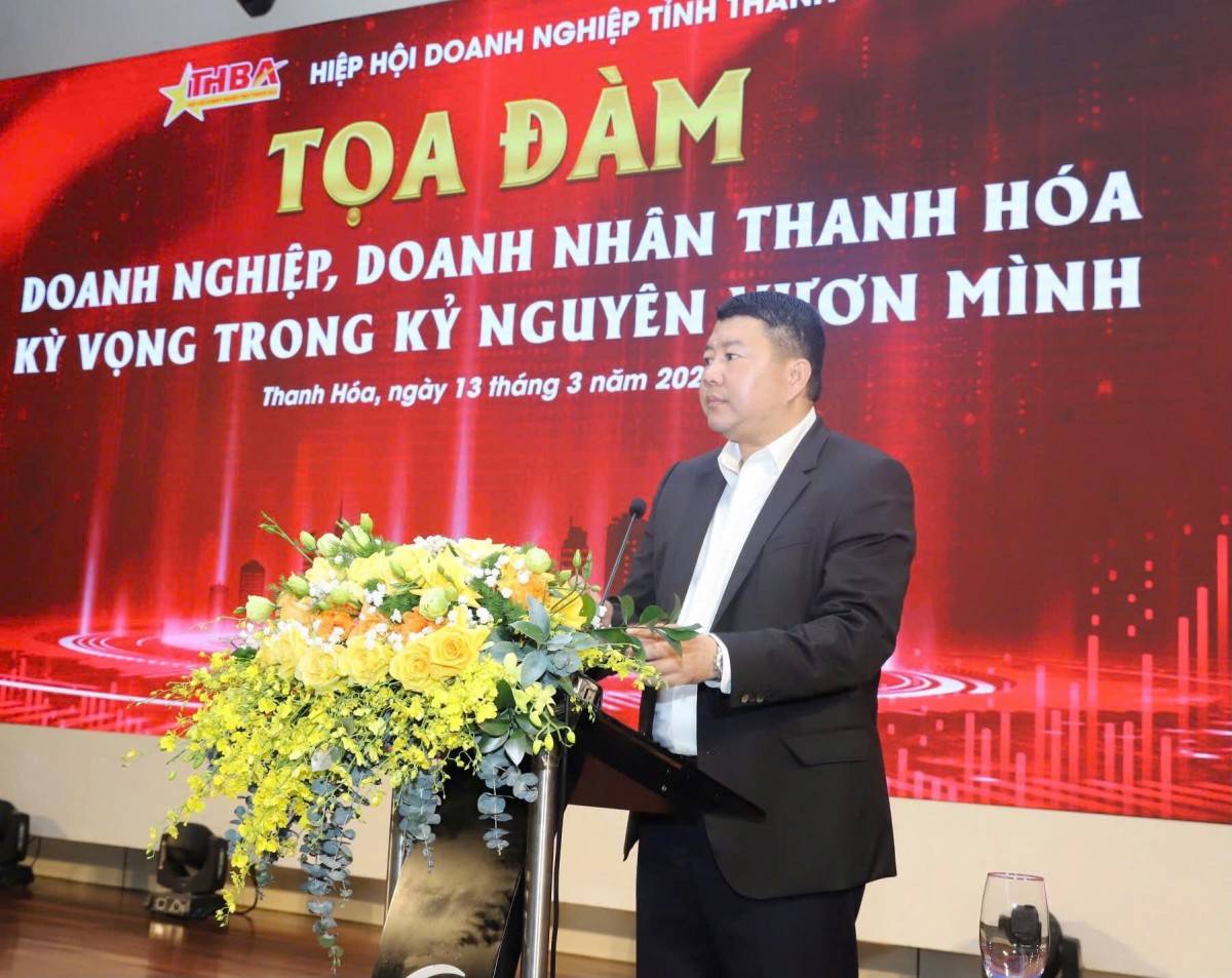 Ông Mai Xuân Thông, Tỉnh ủy viên, Phó Chủ tịch Thường trực Hiệp hội DN tỉnh, Chủ tịch Tập đoàn Xây dựng Miền Trung phát biểu tại buổi tọa đàm.