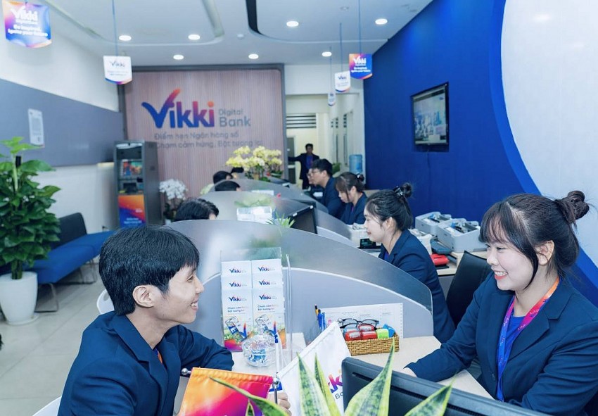  Khách hàng gửi tiền tiết kiệm tại Điểm giao dịch Ngân hàng số Vikki - Hai Bà Trưng
