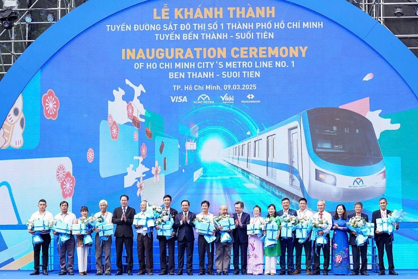 Hình 4: Ngân hàng Số Vikki đồng hành khai trương tuyến Metro số 1 tại Tp.HCM, cấp 100.000 thẻ đi Metro số 1 miễn phí