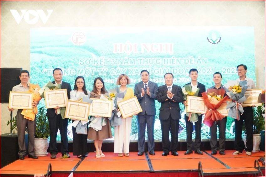 Nhiều đơn vị và cá nhân được khen thưởng tại Hội nghi sơ kết 3 năm thực hiện Đề án “Trồng một tỷ cây xanh giai đoạn 2021-2025”. (Nguồn: VOV)