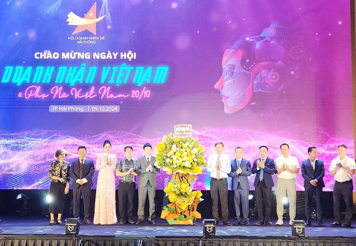 Phó Chủ tịch Thường trực UBND thành phố Lê Anh Quân tặng hoa chúc mừng Hội Doanh nhân trẻ Hải Phòng.