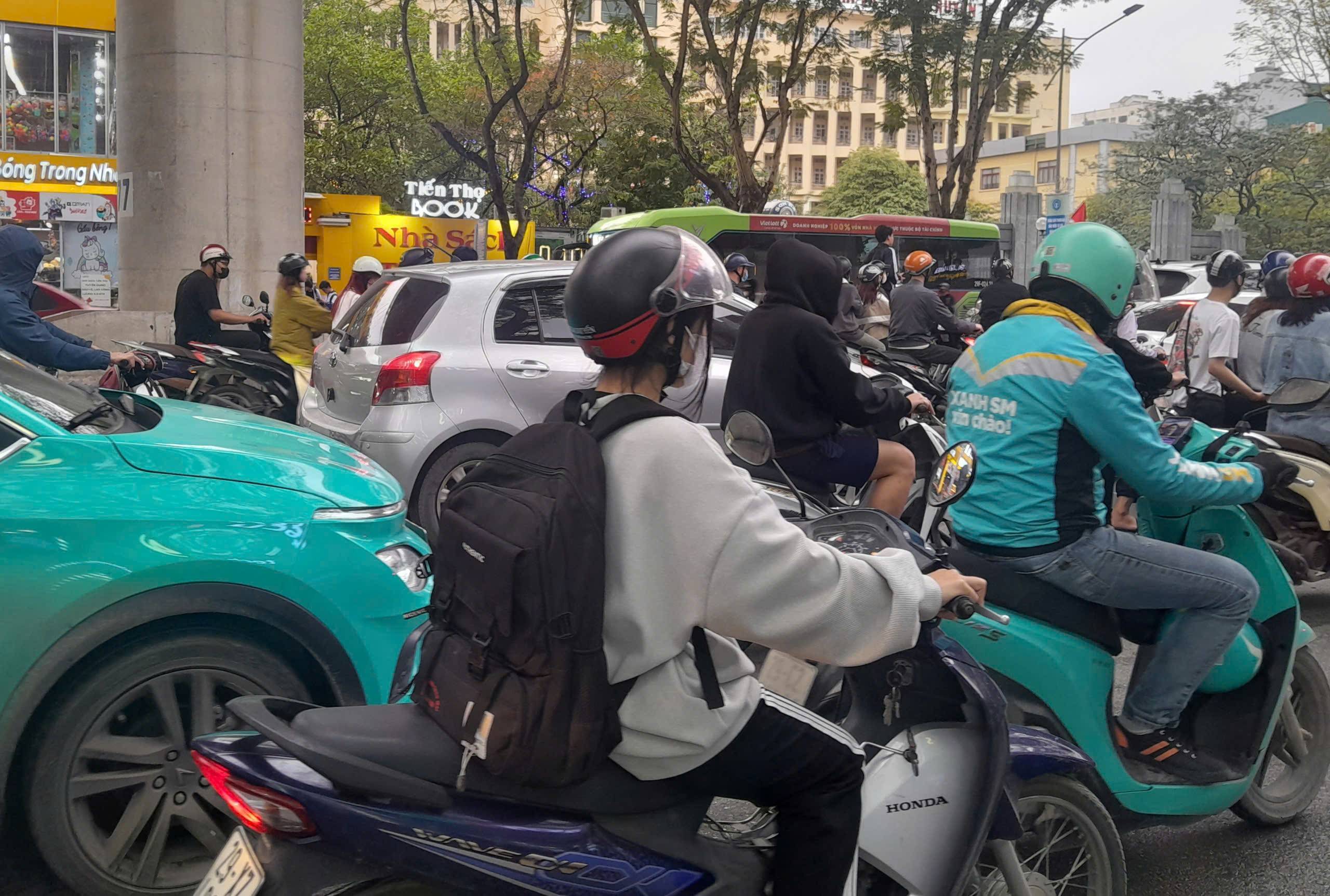 Hà Nội đêm và sáng sớm mưa nhỏ, ngày trời ấm nóng.