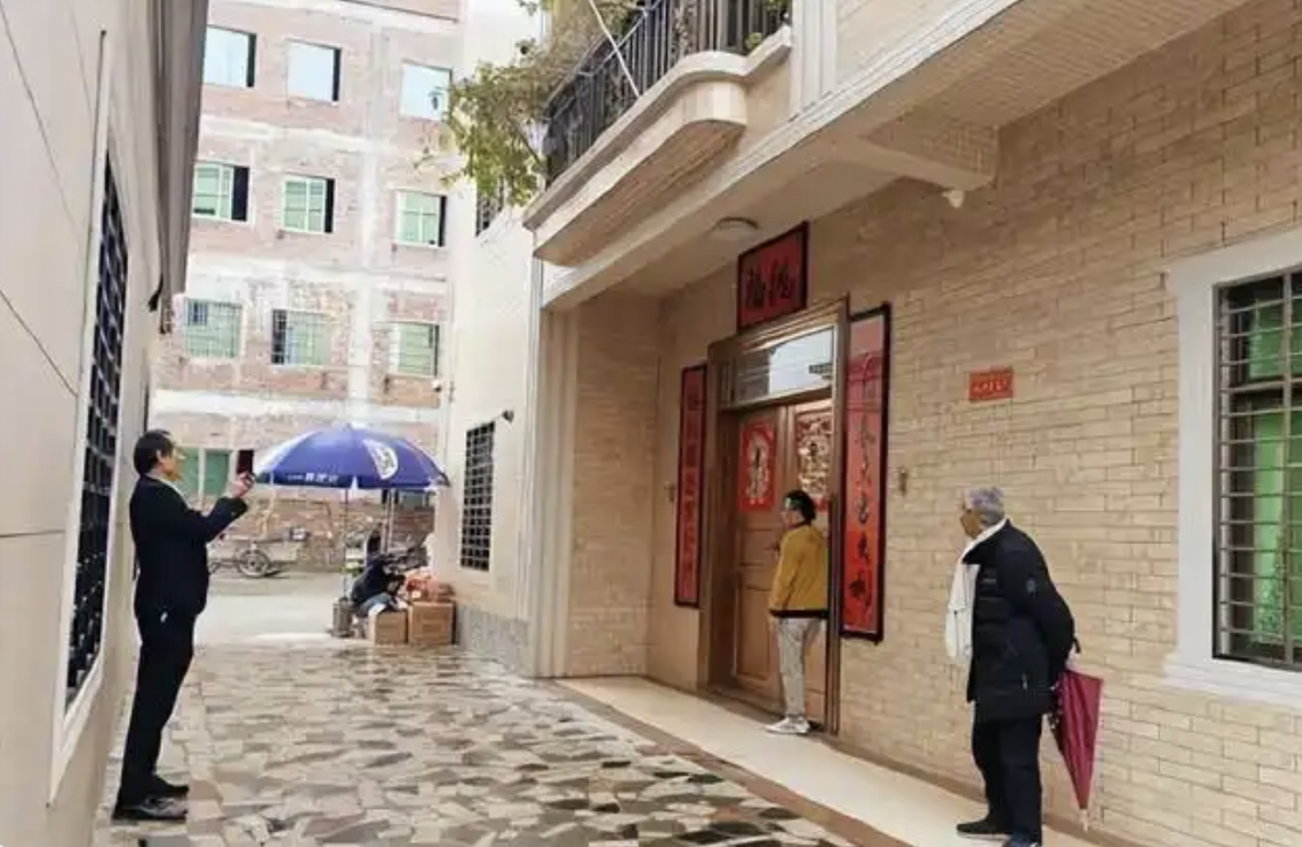 Du khách chụp hình trước một ngôi nhà trong làng Mililing. Ảnh: Baidu   Du khách chụp hình trước một ngôi nhà trong làng Mililing. Ảnh: Baidu