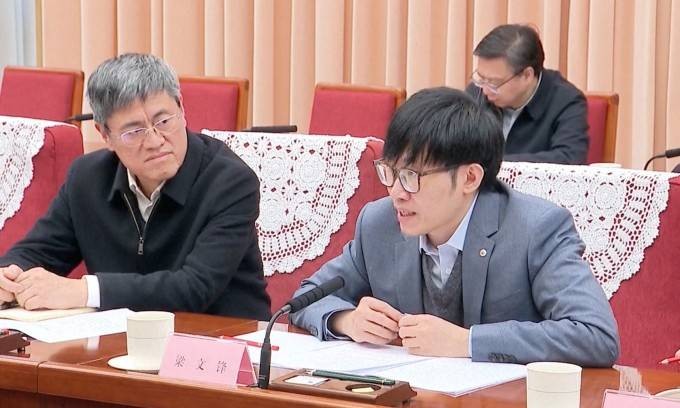 Liang Wenfeng (phải) trong hội thảo do Thủ tướng Lý Cường chủ trì hôm 20/1. Ảnh: CCTV   Liang Wenfeng (phải) trong hội thảo do Thủ tướng Lý Cường chủ trì hôm 20/1. Ảnh: CCTV