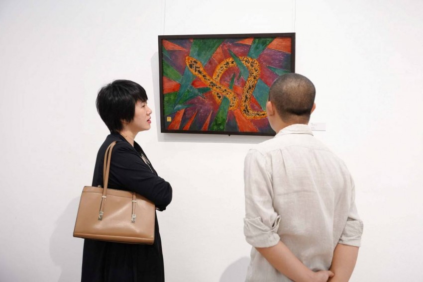   Đông đảo khách đến thưởng lãm các tác phẩm nghệ thuật độc đáo