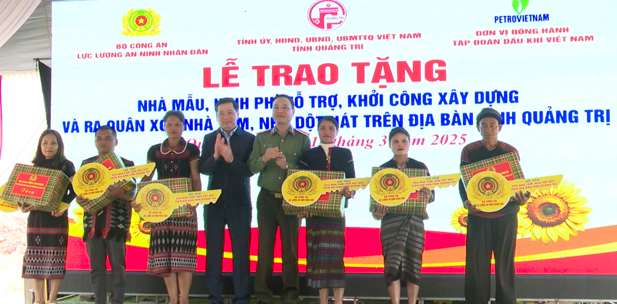 Thứ trưởng Bộ Công an Phạm Thế Tùng dự lễ bàn giao nhà mẫu, khởi công xây dựng nhà ở cho người nghèo tại Quảng Trị