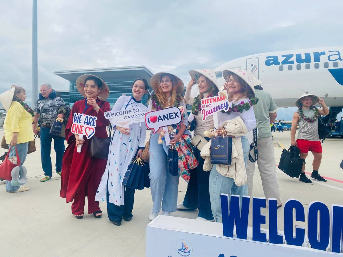 Khánh Hòa chào đón chuyến bay charter đầu tiên từ Nga sau 3 năm gián đoạn Khánh Hòa chào đón chuyến bay charter đầu tiên từ Nga sau 3 năm gián đoạn