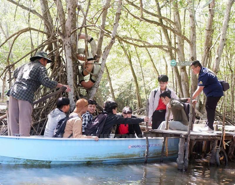 Công ty Cổ phần Dịch vụ Lữ hành Chim Cánh Cụt đưa khách tham quan Di tích lịch sử Rừng Sác (Cần Giờ) Công ty Cổ phần Dịch vụ Lữ hành Chim Cánh Cụt đưa khách tham quan Di tích lịch sử Rừng Sác (Cần Giờ)