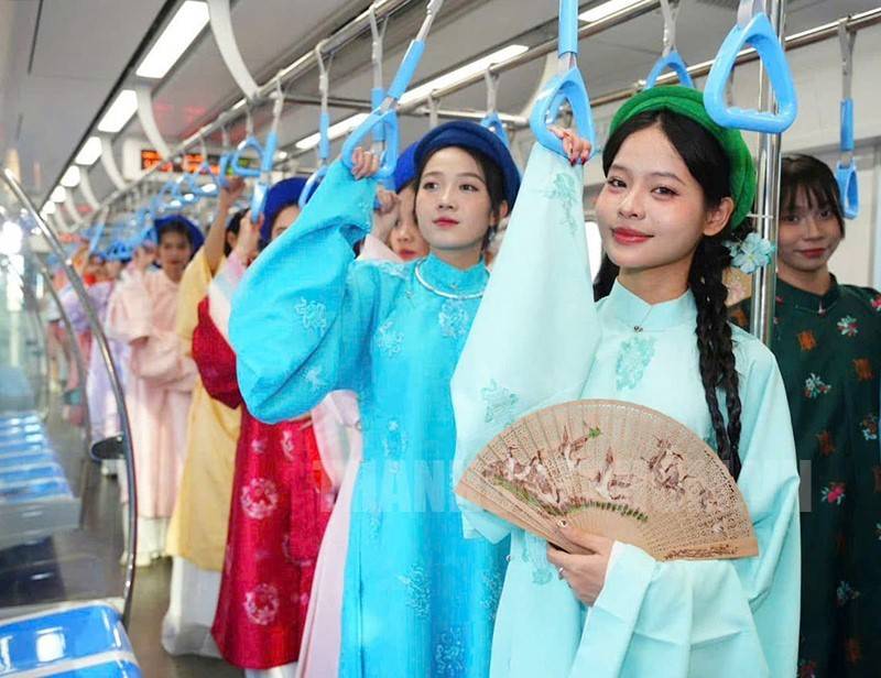 Các bạn trẻ mặc áo dài tham quan trên tuyến metro số 1 Các bạn trẻ mặc áo dài tham quan trên tuyến metro số 1
