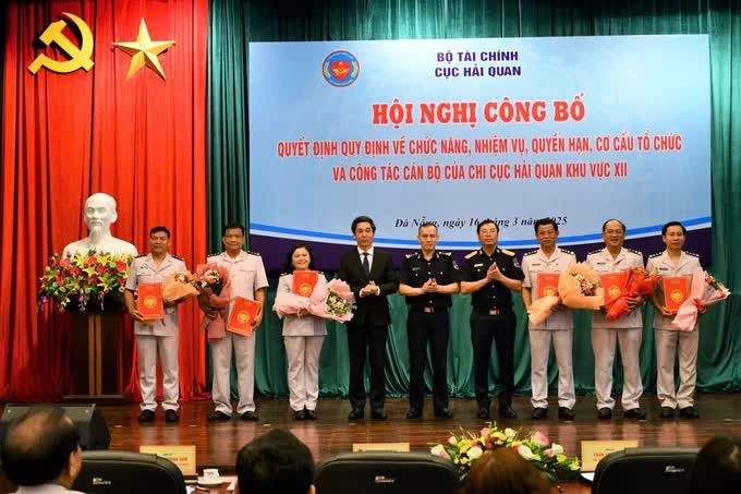 Ra mắt dàn lãnh đạo Chi cục Hải quan khu vực XII